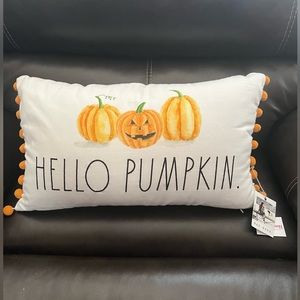 🧡Rae Dunn “Hello Pumpkin” pillow! 🧡